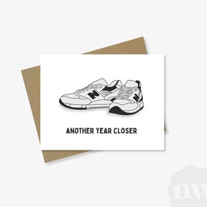 Tarjeta de felicitación "Otro año más cerca" / Linda y divertida tarjeta mate de New Balance / A2, sobre Kraft / Papel 100 % reciclado / Cumpleaños, Día del padre