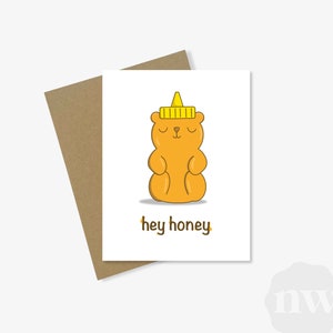 Hé chérie carte de vœux | Carte mate mignonne d'ours de miel | Papier 100 % recyclé | Enveloppe kraft A2 | Anniversaire, anniversaire, merci, félicitations