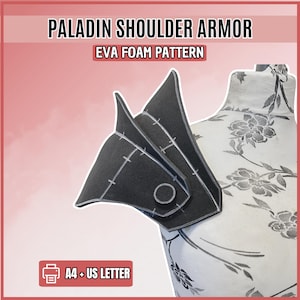 Puede incluir: Patrón de armadura de hombro de paladín de espuma EVA negra con un diseño en capas, líneas de montaje blancas visibles y un detalle circular. El texto dice PALADIN SHOULDER ARMOR, EVA FOAM PATTERN y A4 + US LETTER con un icono de impresora.
