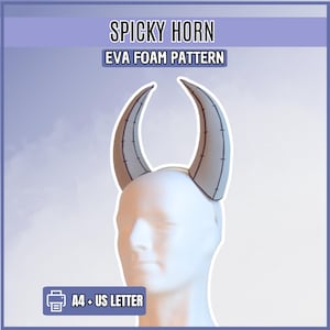 Peut inclure: Un mannequin blanc portant une paire de cornes incurvées gris clair avec des lignes de couture sombres. Le texte SPICKY HORN EVA FOAM PATTERN est affiché au-dessus, et une icône d'imprimante avec A4 + US LETTER est en bas de l'image.