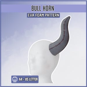 Może przedstawiać: Wzór rogu byka z pianki EVA prezentowany na białej głowie manekina. Róg posiada ciemnobrązowe szwy. Tekst na obrazku brzmi BULL HORN, EVA FOAM PATTERN oraz A4 + US LETTER wraz z ikoną drukarki.