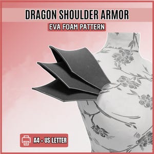 Könnte beinhalten: Drachen-Schulterpanzer EVA-Schaumstoff-Schnittmuster mit drei geschichteten schwarzen Schaumstoffplatten auf einer Schneiderpuppe. Text: DRAGON SHOULDER ARMOR, EVA FOAM PATTERN und A4 + US LETTER. Das Design besteht aus kantigen, überlappenden Segmenten.