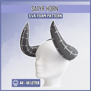 Può includere: Un modello di corno da satiro in schiuma EVA mostrato su una testa di manichino bianca. Le corna sono grigio scuro con dettagli a linee bianche che ricordano delle cuciture. Il testo recita SATYR HORN, EVA FOAM PATTERN, A4 + US LETTER.