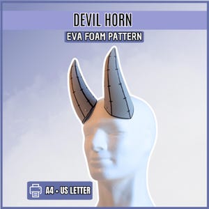 Peut inclure: Un mannequin blanc portant deux cornes de diable grises avec des lignes de couture et des marquages noirs. Le texte indique DEVIL HORN, EVA FOAM PATTERN et A4 + US LETTER. Les cornes sont incurvées et pointues, avec des lignes de construction.