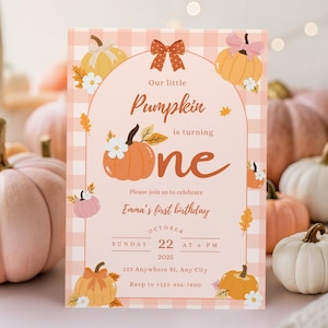 Puede incluir: Una tarjeta de invitación de cumpleaños rectangular con un fondo de cuadros vichy rosa claro y blanco. El texto dice: Our little Pumpkin is turning one, Please join us to celebrate, Emma's first birthday, October 22, 2025, 123 Anywhere St, Any City.