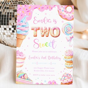 Könnte beinhalten: Eine rosa und weiße Geburtstagseinladung mit dem Text "Emilia is TWO Sweet". Die Einladung zeigt Aquarellillustrationen von Donuts, Eis, Cupcakes und einem Lutscher. Datum, Uhrzeit und Ort sind ebenfalls enthalten.