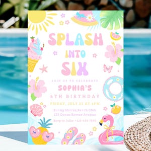 Könnte beinhalten: Eine weiße Geburtstagseinladungskarte mit bunten Illustrationen von Sonne, Eiscreme, Sonnenhut, Hibiskusblüten, einer Ananas mit Herzbrille, Flip-Flops und einem Flamingo-Schwimmring. Der Text lautet SPLASH INTO SIX, SOPHIA'S 6TH BIRTHDAY.