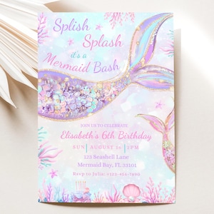 Könnte beinhalten: Eine rechteckige Einladungskarte mit einer Meerjungfrauenflossen-Illustration in Lila, Blau und Goldglitzer. Der Text lautet: Splish Splash it's a Mermaid Bash, Join us to celebrate Elisabeth's 6th Birthday, Sun August 16 2pm, 123 Seashell Lane, Mermaid Bay, FL 33101, Rsvp to Julia: +123-456-7890.