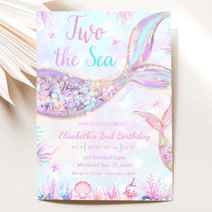 Könnte beinhalten: Eine Geburtstagseinladung zum Thema Meerjungfrau mit dem Text "Two the Sea". Die Einladung zeigt ein Aquarelldesign mit Meerjungfrauenschwänzen, Korallen und dem Text "Elisabeth's 2nd Birthday."