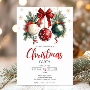 Op de afbeelding: Een witte kerstfeest uitnodigingskaart met drie hangende ornamenten in crème, rood en groen, geaccentueerd met een grote rode strik, hulst en dennentakken. De tekst luidt: Please join us for a Christmas party, December Sunday 15 at 6 PM 2026, The Winter Lodge, 25 Snowflake Lane, Northville, Evergreen County, RSVP to Julia +123-456-7890.