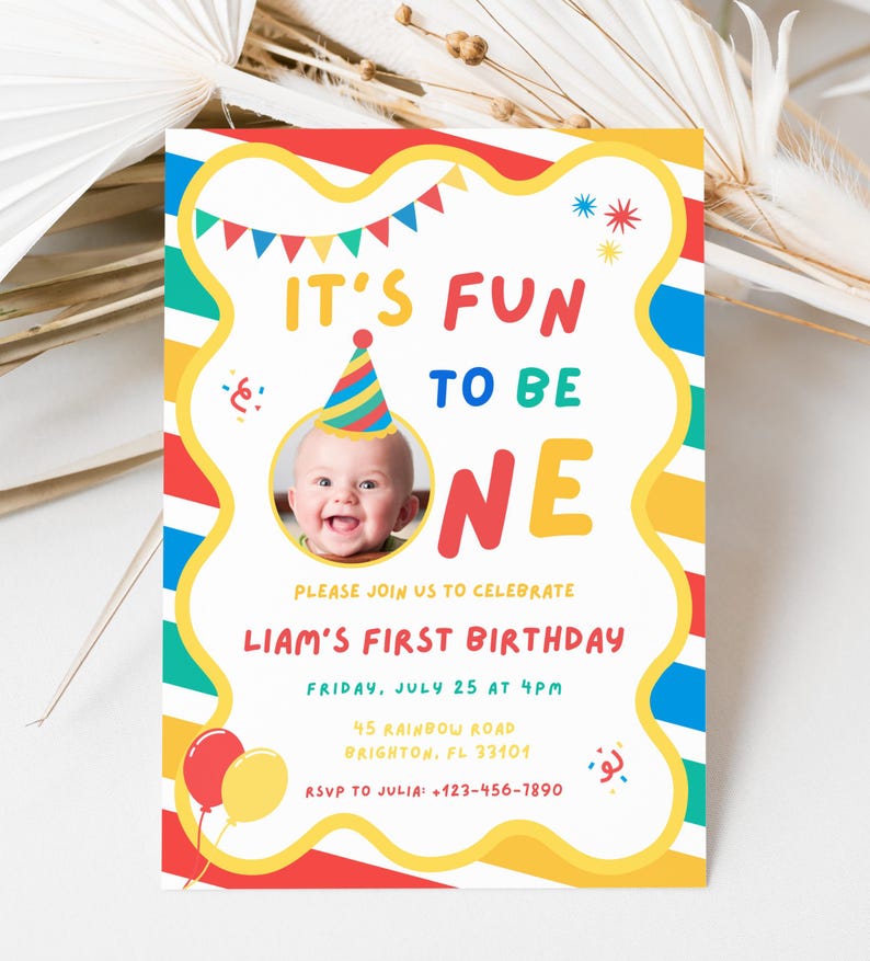 K&ouml;nnte beinhalten: Eine farbenfrohe Geburtstagseinladung mit dem Text "IT'S FUN TO BE ONE". Sie zeigt ein Foto eines Babys mit Partyhut. Die Einladung enth&auml;lt Details f&uuml;r Liams ersten Geburtstag, mit Luftballons und Konfetti.
