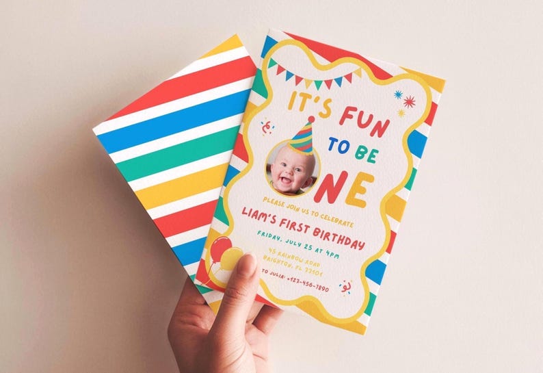 K&ouml;nnte beinhalten: Eine farbenfrohe Geburtstagseinladung mit dem Text "IT'S FUN TO BE ONE" und einem Foto eines Babys mit Partyhut. Die Einladung hat einen gelben Rand und einen passenden Umschlag mit Regenbogenstreifen.