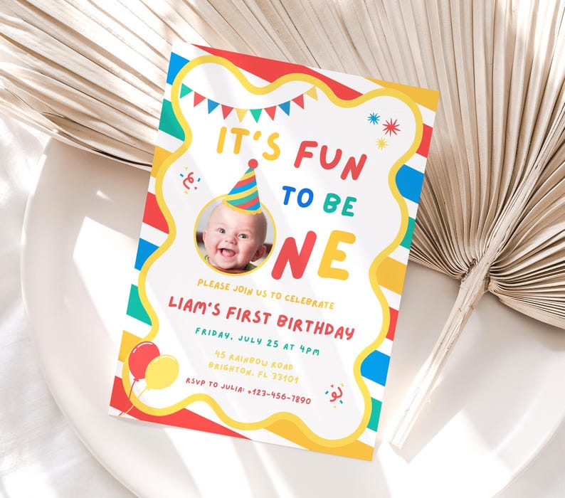 K&ouml;nnte beinhalten: Eine farbenfrohe Geburtstagseinladung mit dem Text "IT'S FUN TO BE ONE" und einem Foto eines Babys mit Partyhut. Die Einladung enth&auml;lt Details f&uuml;r Liams ersten Geburtstag, mit Luftballons und Konfetti.