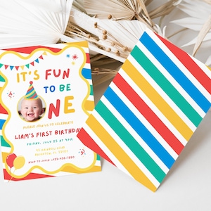 K&ouml;nnte beinhalten: Eine farbenfrohe Geburtstagseinladung mit dem Text "IT'S FUN TO BE ONE" und einem Foto eines Babys mit Partyhut. Die Einladung enth&auml;lt Veranstaltungsdetails. Eine Karte mit diagonalen Streifen in Rot, Gelb, Gr&uuml;n, Blau und Wei&szlig; ist ebenfalls vorhanden.