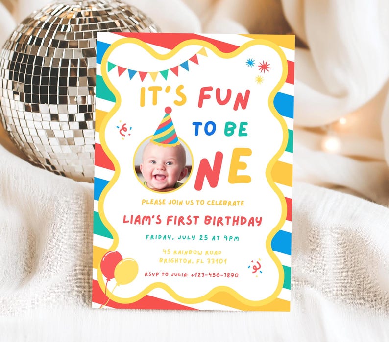 Könnte beinhalten: Eine farbenfrohe Geburtstagseinladung mit dem Text "IT'S FUN TO BE ONE" und einem Foto eines Babys mit Partyhut. Die Einladung enthält Veranstaltungsdetails und RSVP-Informationen mit roten, gelben, blauen und grünen Akzenten.