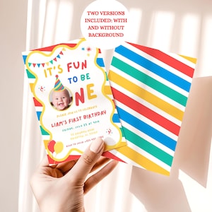 K&ouml;nnte beinhalten: Eine farbenfrohe Geburtstagseinladung mit dem Text "IT'S FUN TO BE ONE" und einem Babyfoto. Die Einladung hat einen gelben Rand und wird neben einem passenden Umschlag mit diagonalen Streifen gehalten. Die Einladung enth&auml;lt den Text "LIAM'S FIRST BIRTHDAY".