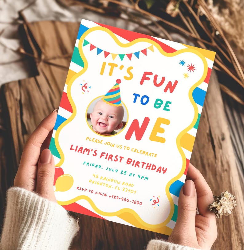 K&ouml;nnte beinhalten: Eine farbenfrohe Geburtstagseinladung mit dem Text "IT'S FUN TO BE ONE" und "LIAM'S FIRST BIRTHDAY". Die Einladung zeigt ein Foto eines Babys mit Partyhut und enth&auml;lt Eventdetails.