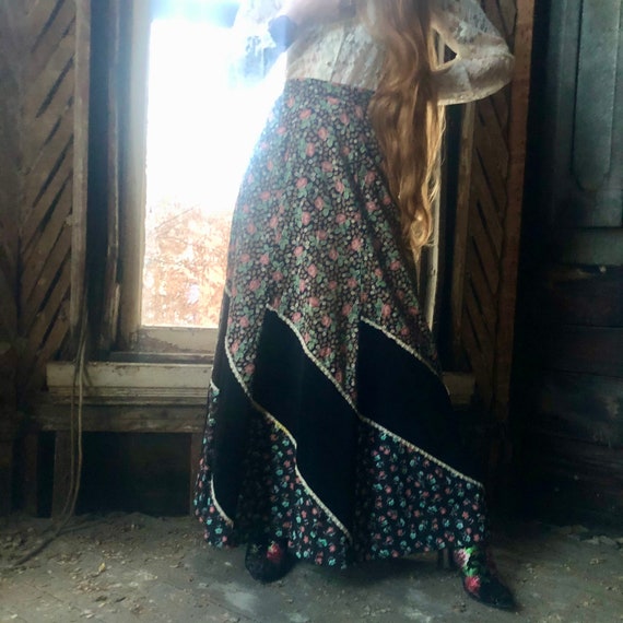1970’s Calico Floral Print Cotton & Velvet Panel P
