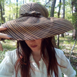 Oversized Swirl Design Straw Hat/Lightweight/Vacation Hat/Bow Accent Decor/1960/70&#39;s