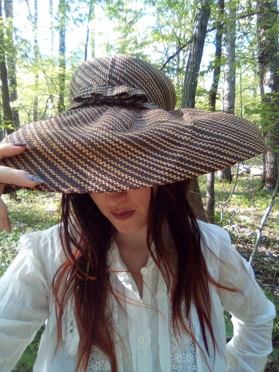 Oversized Swirl Design Straw Hat/Lightweight/Vaca… - image 1