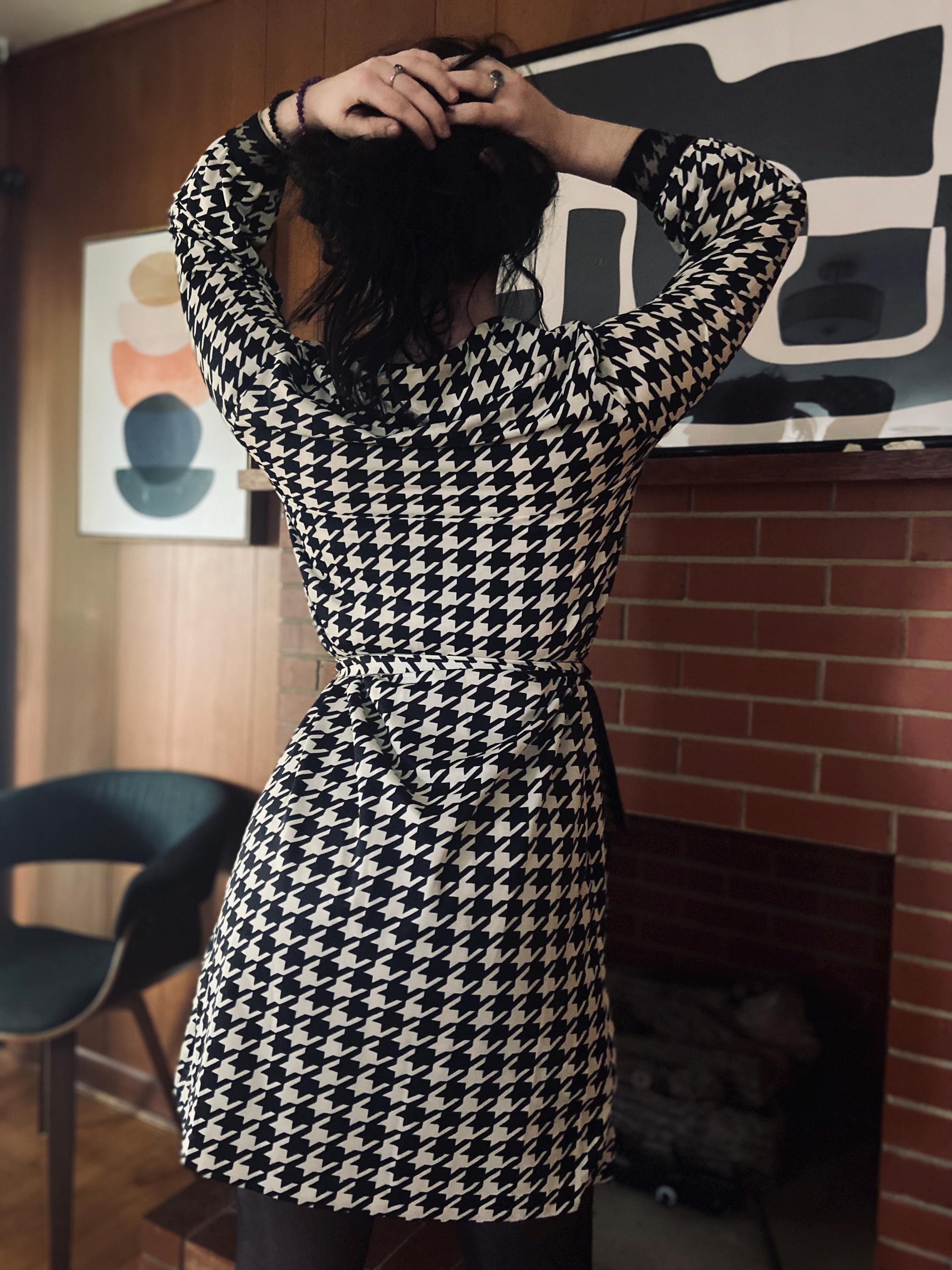 1960s Black White & Olive Green Houndstooth Print Mendel Shirt Dress
