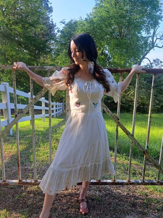 1950s floral embroidery lace dress 1950s Floral Embroidered Strapless Gown
