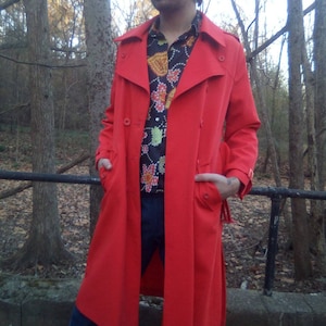 Roter 1970er Jahre Trench All Weather Mantel mit Gürtel und Schrägen Seitentaschen / Marke Lanson