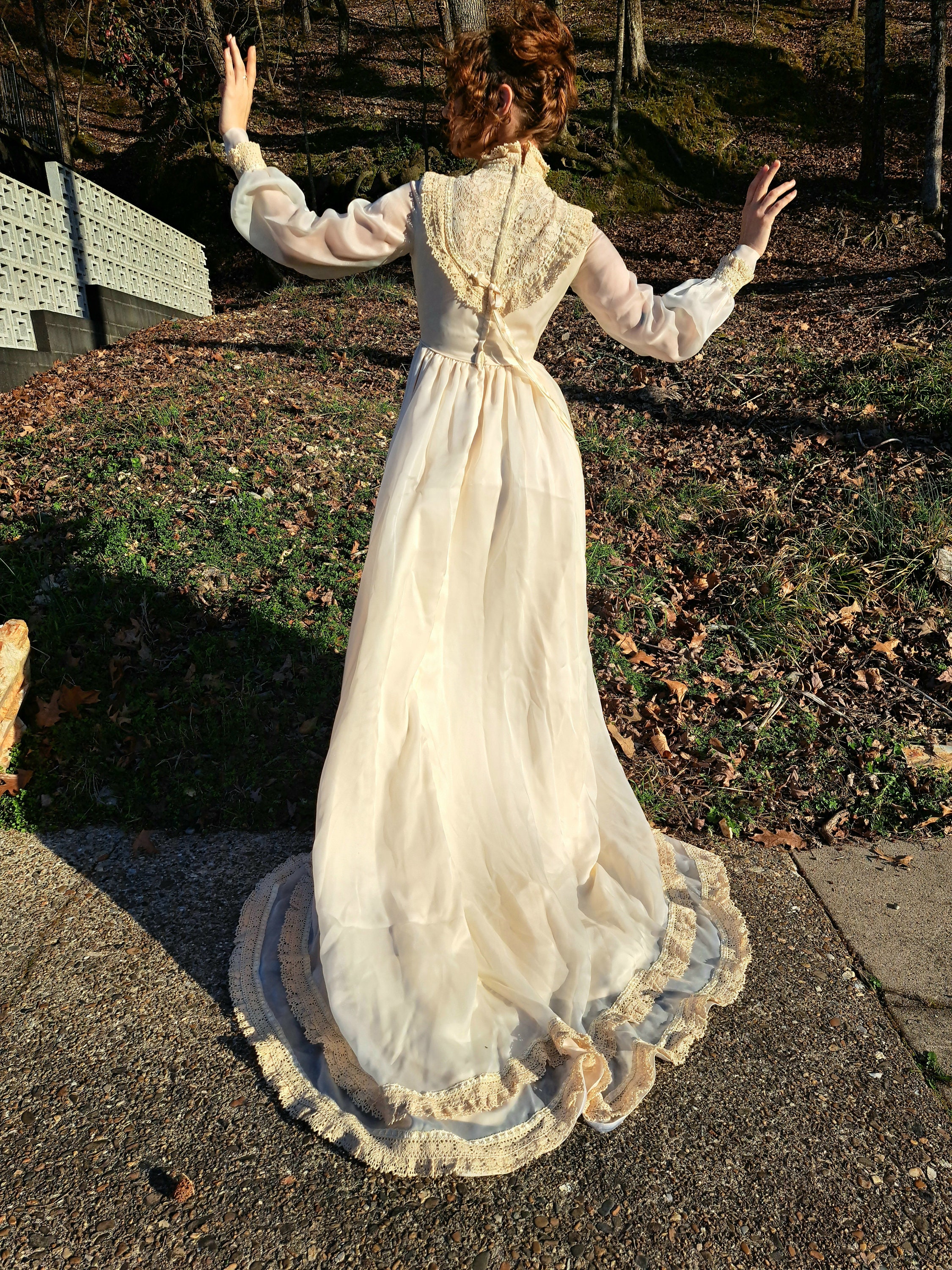 1970年代のクロシェ編みのウェディングドレス（ロングトレーンとベール