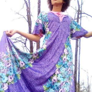 Animal Print Pattern and Floral Design/Vibrant Colors /Lounge Gown/Zip up Front/Butterfly Sleeves/Granada Brand/1970&#39;s Circa