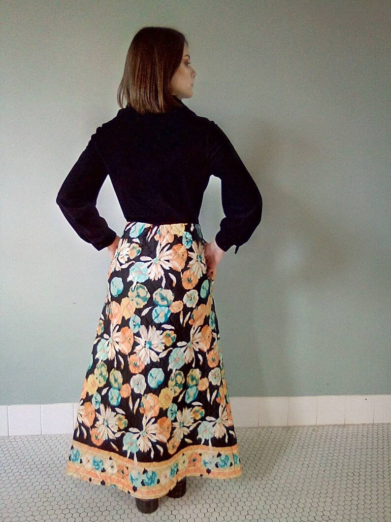 1960's/70's Floral And Soft Felt Dress/Front Zip Down Closure/Side Pockets/Sharp Collar image 3