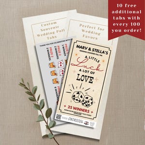 Puede incluir: Tarjetas de sorteo personalizadas para bodas con el texto Marv & Stella's Wedding Souvenir Pull Tab, A Little Luck A Lot Of Love y 25 Winners. El diseño incluye ilustraciones de dos dados con corazones y estrellas sobre un fondo crema.