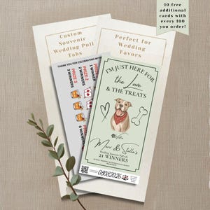 Op de afbeelding: Een set rechthoekige trouwkaarten met treklipjes, waaronder een lichtgroene kaart met een illustratie van een hond met een rode bandana, de tekst I'M JUST HERE FOR THE LOVE & THE TREATS, Marv & Stella's, 21 WINNERS en een QR-code onderaan.