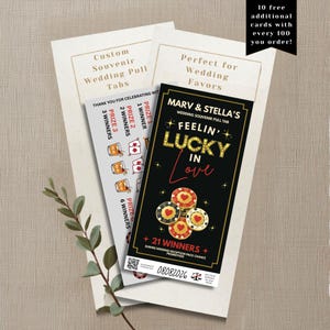 Op de afbeelding: Een zwarte rechthoekige trouw-loterijkaart met de tekst Marv & Stella's Feelin' Lucky In Love, gouden casino-chipafbeeldingen, rode hartaccenten en een wit gedeelte met prijscategorieën en illustraties van drankjes.