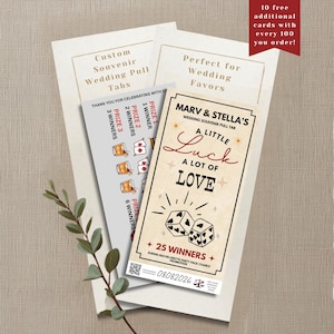 Op de afbeelding: Een set rechthoekige trouw-souvenir-trekbiljetten van crèmekleurig papier. De voorste kaart bevat de tekst MARV & STELLA'S, A LITTLE LUCK A LOT OF LOVE en 25 WINNERS, met illustraties van twee dobbelstenen met hartvormige stippen.