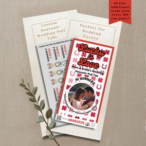 Op de afbeelding: Rechthoekige trouw-loterijkaarten met een rood-wit ontwerp, voorzien van de tekst Lucky in Love, Maru & Stella's Wedding Souvenir Pull Tab en 41 Winners. De kaarten bevatten een ronde foto van een koppel en diverse prijs-iconen.