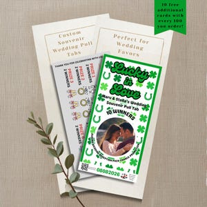 Op de afbeelding: Een rechthoekige trouw-trekkaart met een groene rand vol klaver- en hoefijzerpictogrammen. De tekst bevat Lucky in Love, Maru & Stella's Wedding Souvenir Pull Tab, 10 Winners en 08082026, met in het midden een ronde foto van een koppel.