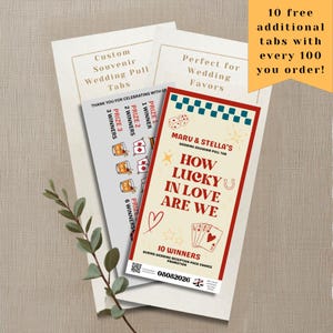 Puede incluir: Tarjetas rectangulares de sorteo para bodas con fondo crema y gráficos en rojo y verde azulado. El texto dice MARU & STELLA'S HOW LUCKY IN LOVE ARE WE, 10 WINNERS y 08082026. El diseño incluye dados, naipes y estrellas decorativas.