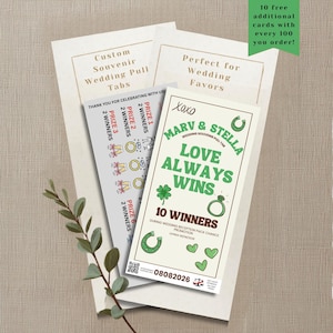 Op de afbeelding: Een rechthoekige trouw-souvenirkaart met treklipjes, voorzien van groene tekst met de tekst Love Always Wins, Marv & Stella en 10 Winners. De kaart bevat illustraties van een hoefijzer, klavertjevier, ring en hartjes, met onderaan een QR-code.
