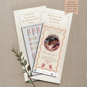 Op de afbeelding: Gepersonaliseerde trouw-loterijkaarten met een foto van een koppel, de tekst Marv & Stella's Wedding Souvenir Pull tab, 10 Winners en Thank you. De kaarten bevatten illustraties van ringen, champagneglazen en handen die een hart vormen.