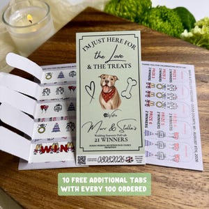 Peut inclure: Une carte de jeu à languettes de mariage rectangulaire avec un fond vert clair, une illustration centrale d'un chien portant un bandana rouge et le texte I'M JUST HERE FOR THE LOVE & THE TREATS. La carte comprend des languettes perforées.