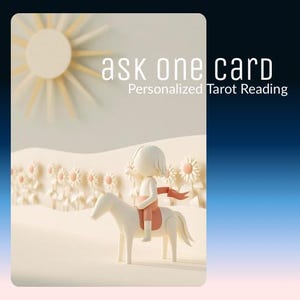 Może przedstawiać: Kremowa figurka osoby jadącej na białym koniu, na tle papierowych kwiatów i ikony słońca. Napis "ask one card" oraz "Personalized Tarot Reading" widnieje białymi literami na miękkim, neutralnym tle o stonowanej kolorystyce.