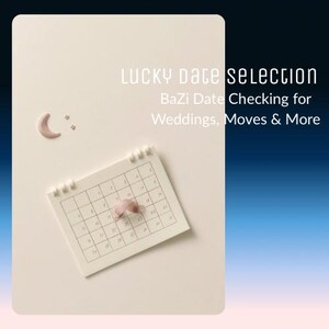 Puede incluir: Un calendario de escritorio color crema con diseño de cuadrícula, que presenta un pequeño icono de luna creciente y estrella rosa, y una forma curva rosa sobre la página. El texto dice: LUCKY DATE SELECTION, BaZi Date Checking for Weddings, Moves & More.