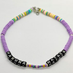 HAKUNA MATATA - Colar feito à mão Fimo com contas de letras