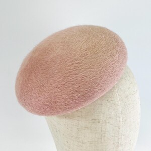 Knappformad fascinatorbas, puder, 18 cm