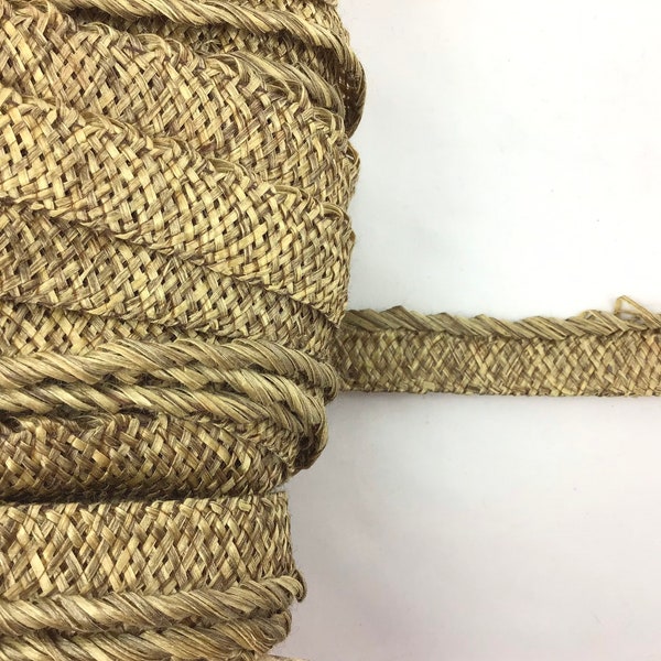 Remnant - Straw border made of raffia straw color seagrass