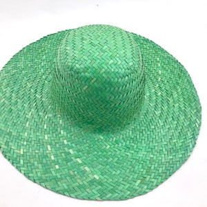 Straw capeline color green
