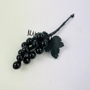 Arrangement of artificial grapes color black