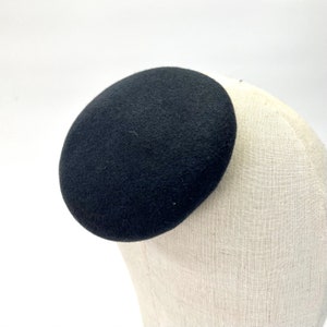 Knappformad fascinatorbas, antracit, 12 cm