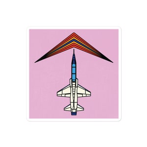 Könnte beinhalten: Ein weißes und blaues Düsenflugzeug mit einem rot, orange, gelb und blau gestreiften Kondensstreifen, der vor einem rosa Hintergrund fliegt.