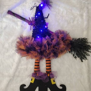 Hexe Halloween-Kranz, Hexenkranz, Besenstiel, Leuchtkranz, Halloween-Kranz, Hexenbeine, Haustürdekor, Hexenhutkranz